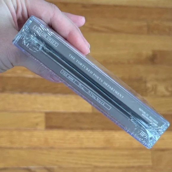 The Tortured Poets Department Collector’s Edition - Deluxe CD + “The Albatross” - Picture 4 of 4